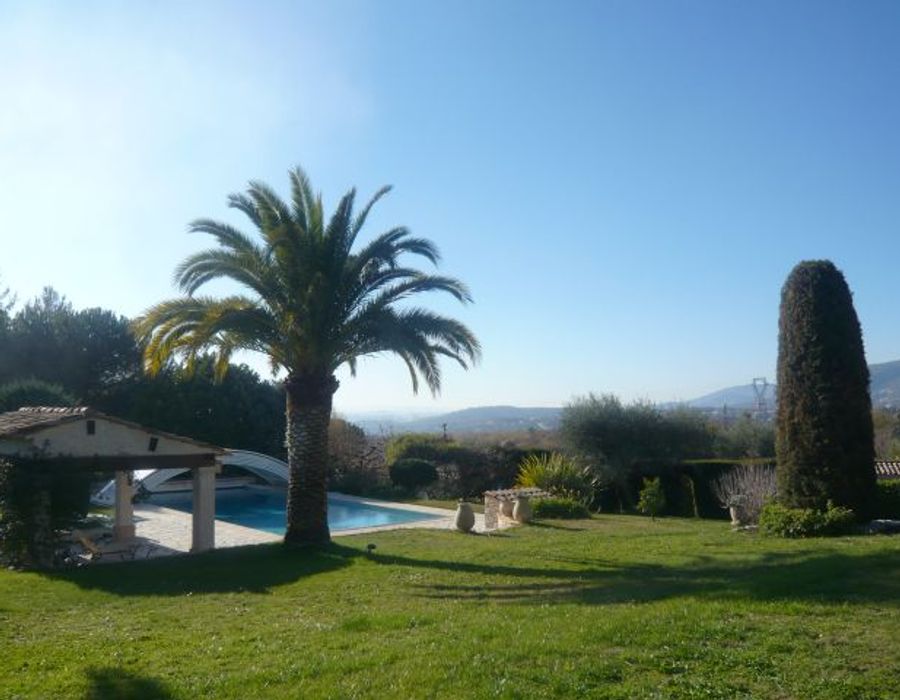 A very charming Provencal property located in La Gaude 3