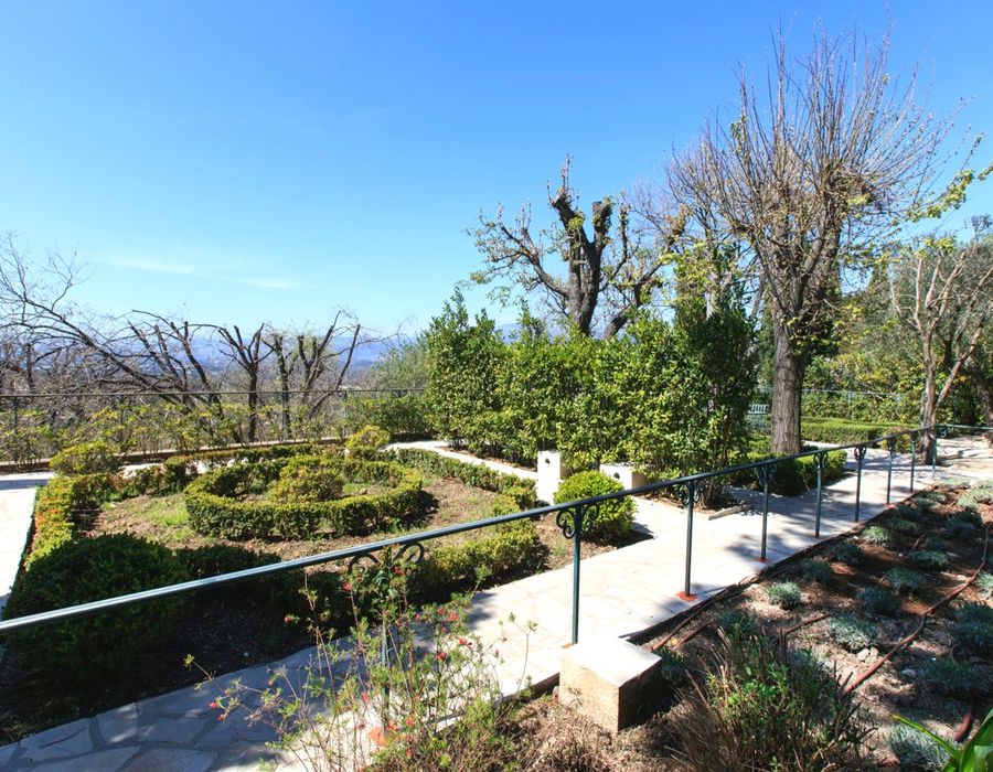 Located in the heart of Mougins village, a wonderful, fully refurbished mill 6