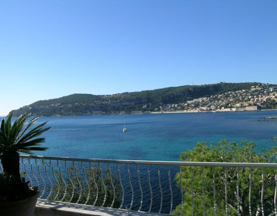 Provencal villa located on the waters edge of the Cap Ferrat. 3