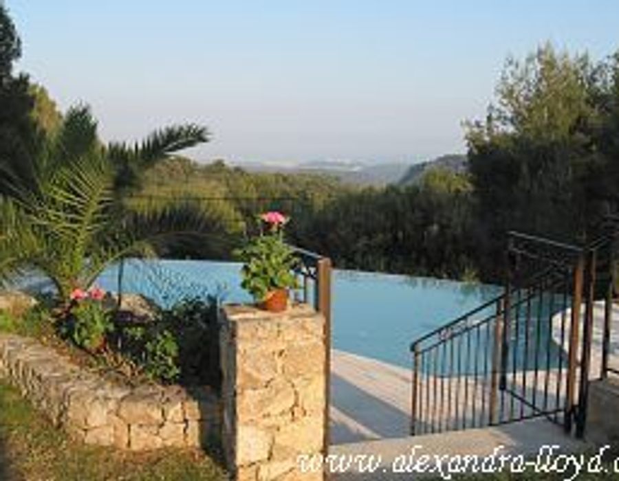 Provencal villa with delightful views over the sea and countryside 2