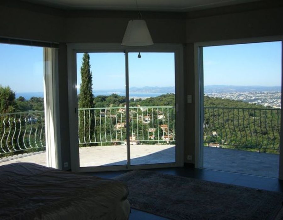 Stylish modern villa with views over Nice and the sea. 2
