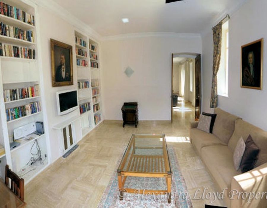 Walking distance from the centre of Cannes, an ideal property for conferences. 3