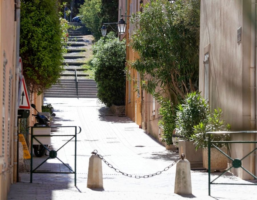 Stunning apartment located in the village of Saint Tropez 2