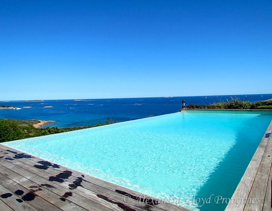 Situated in a private domain in Porto Vecchio, splendid sea views 5