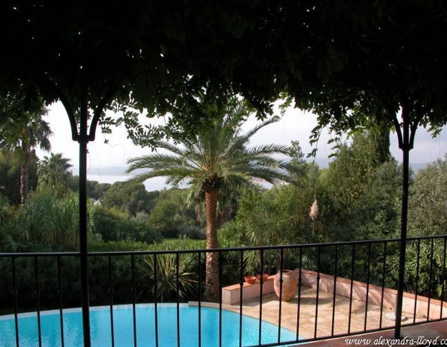 Provencale Villa in a private domain with sea views 4