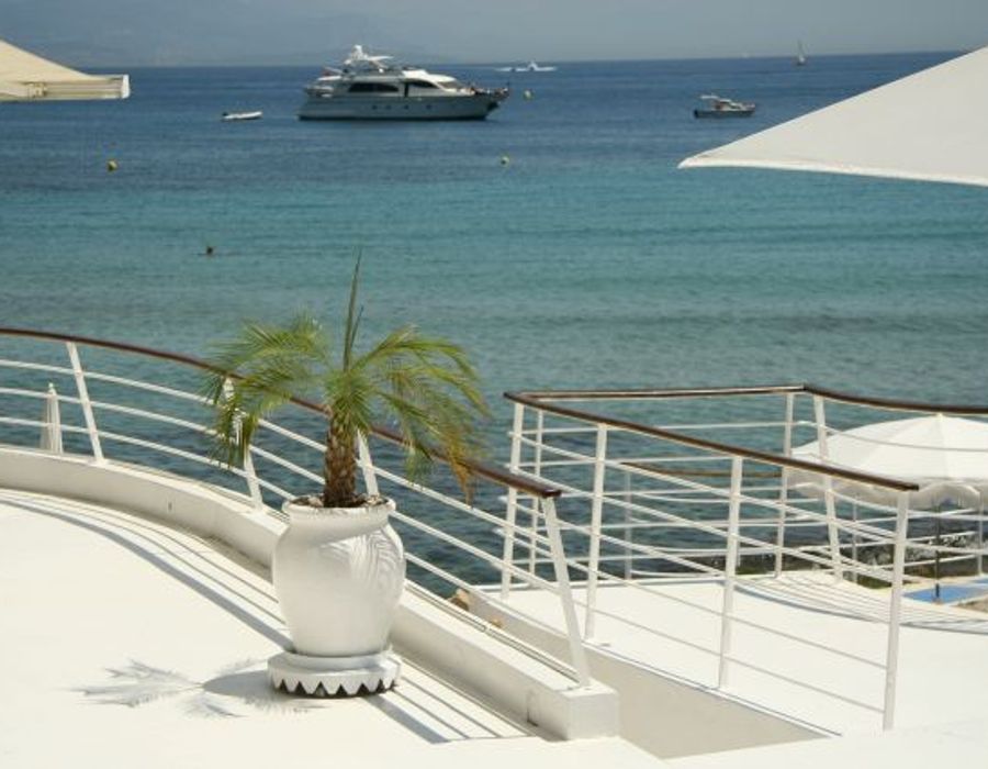 A true beach front villa on the prestigious Cap d'Antibes 2