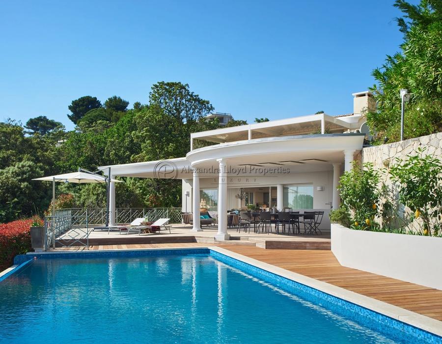 A large property located in the hills of Cannes, with great views 4