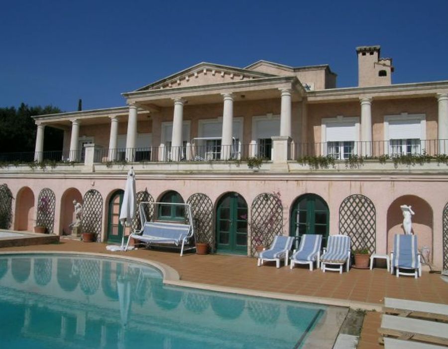 Palladian villa in a private domain in Valbonne with sea views. 6