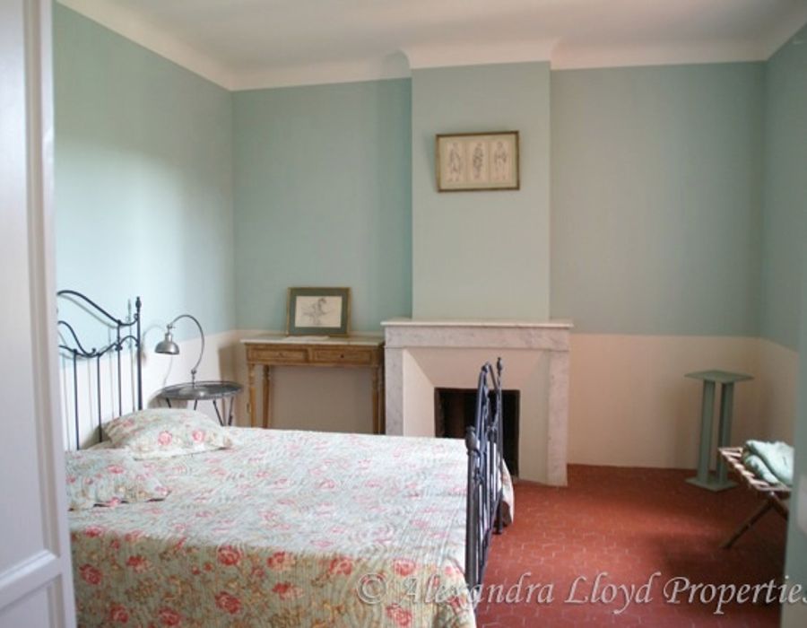 A charming property, ideally located behind the Place des Lices, Saint Tropez 1