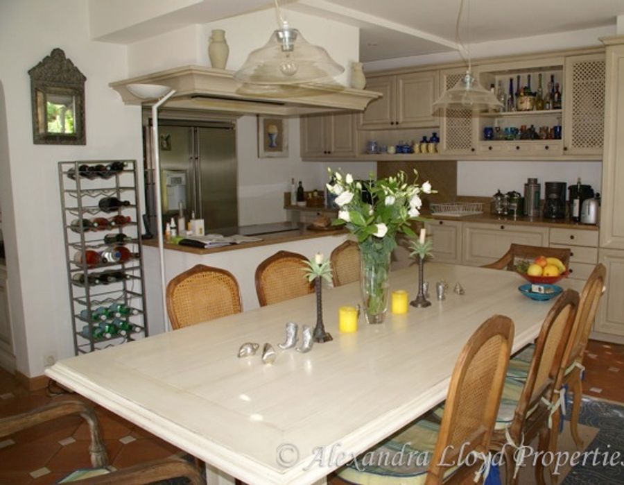 Wonderful villa for sale on the Route de Tahiti 3