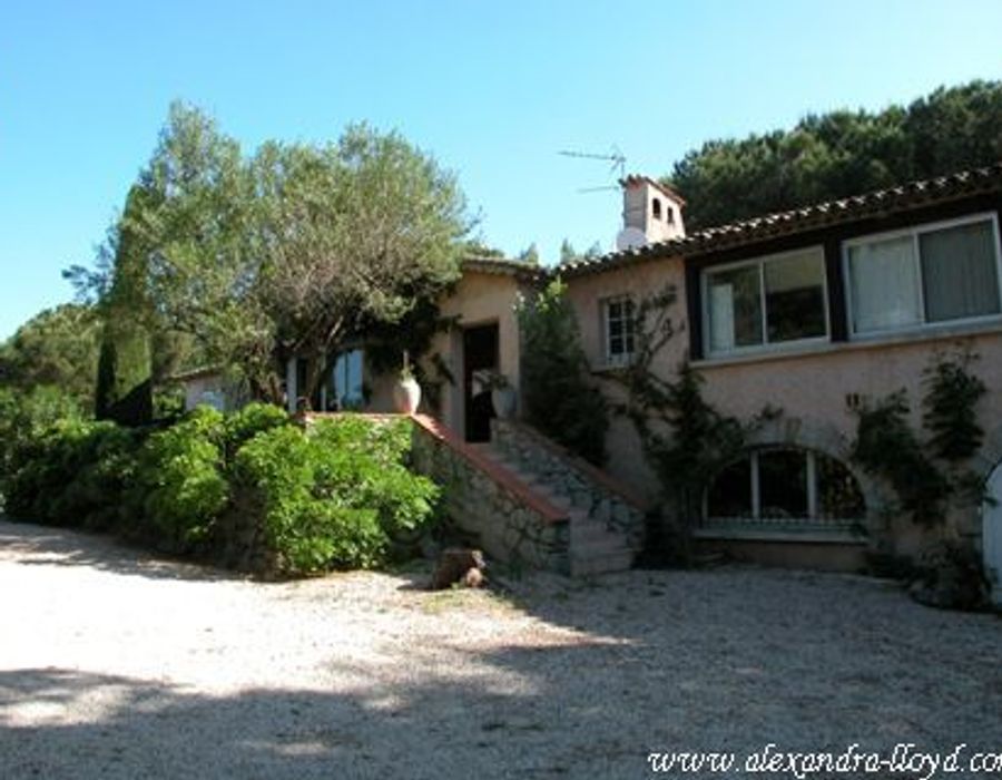 Provencal style villa in Les Parcs de Saint Tropez 1
