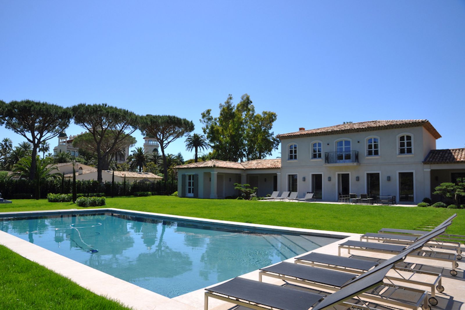 Modern family home for rent in les Parcs de Saint Tropez