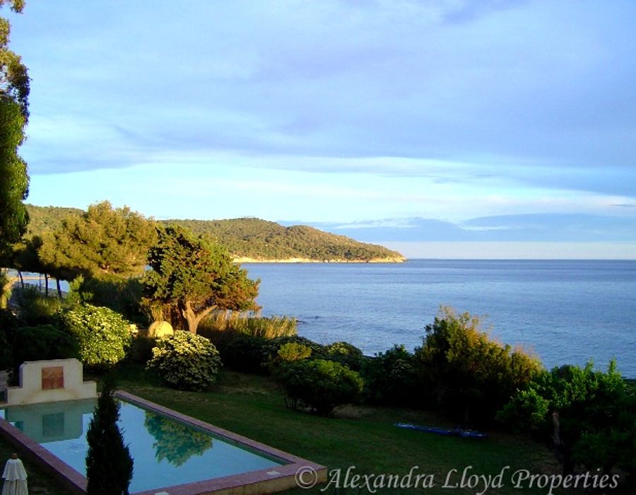 Waters edge property in Gigaro 3