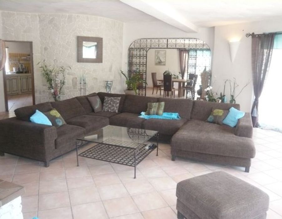 Located in the centre of Porto Vecchio... 3