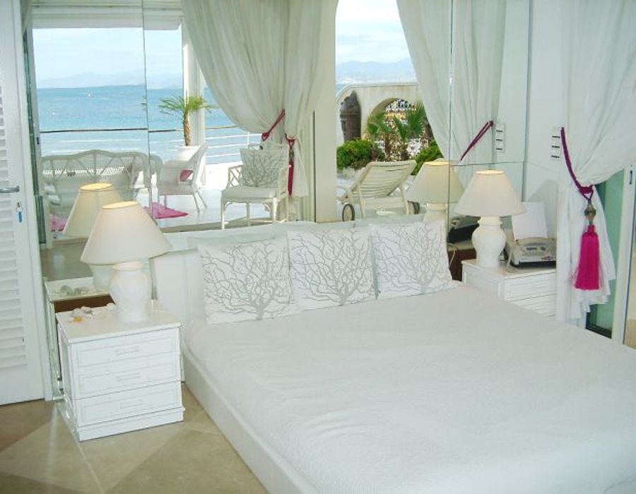 A true beach front villa on the prestigious Cap d'Antibes 1