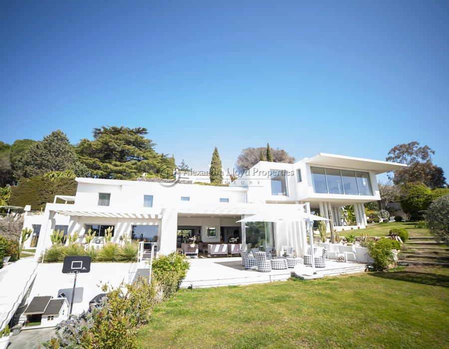 A stunning property for rent in Cannes La Croix des Gardes 1