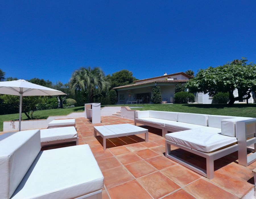 A five bedroom villa for rent in the Domaine de la Capilla 4