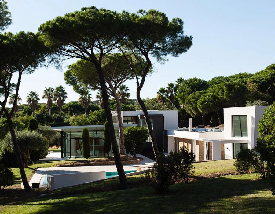 Fabulous ultra contemporary villa located on the Route de Tahiti 1