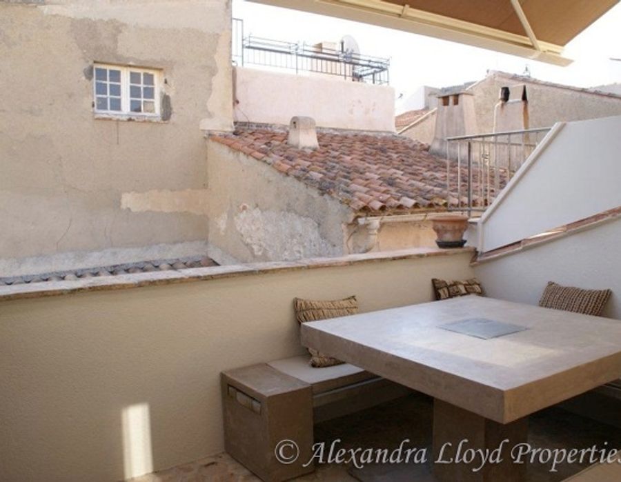 Located in the heart of Saint Tropez village 3