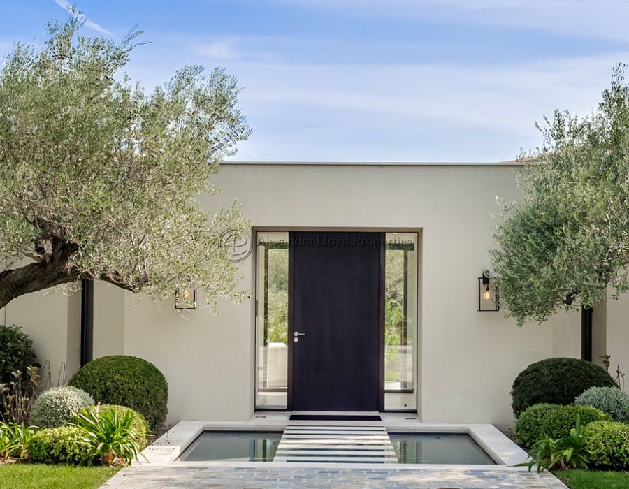 Contemporary elegant property for rent and sale in Les Parcs de Saint Tropez 4