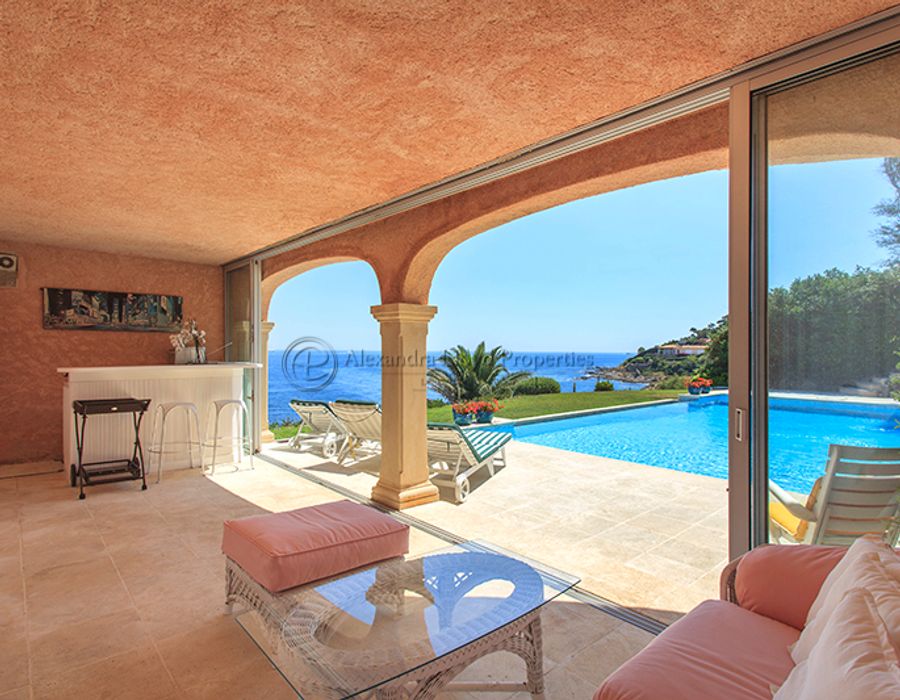 Waters Edge villa for rent in les Parcs de St Tropez 6