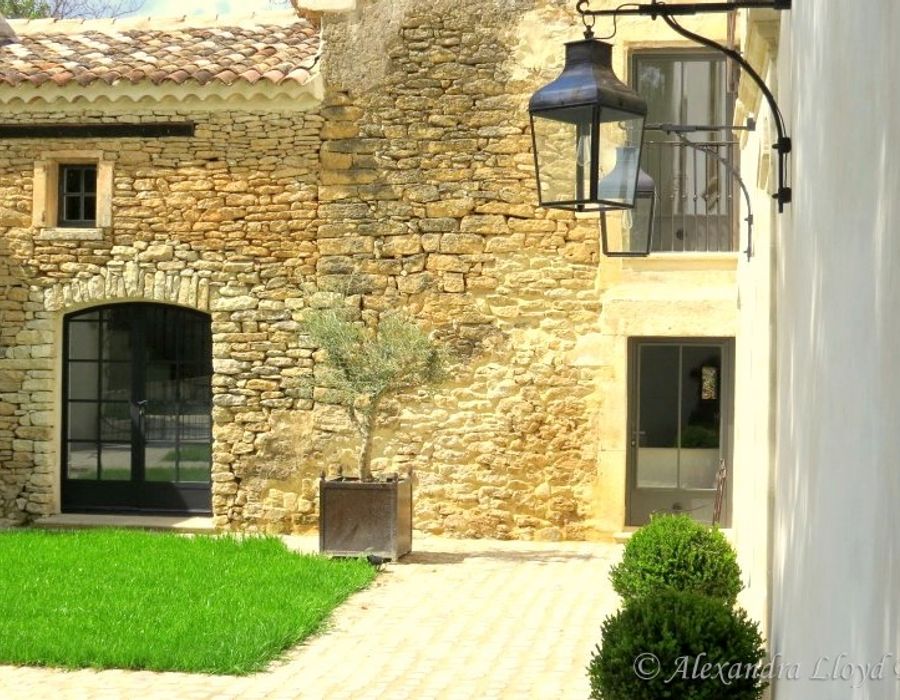 A wonderful bastide in the Luberon, close to the village of Oppede 3