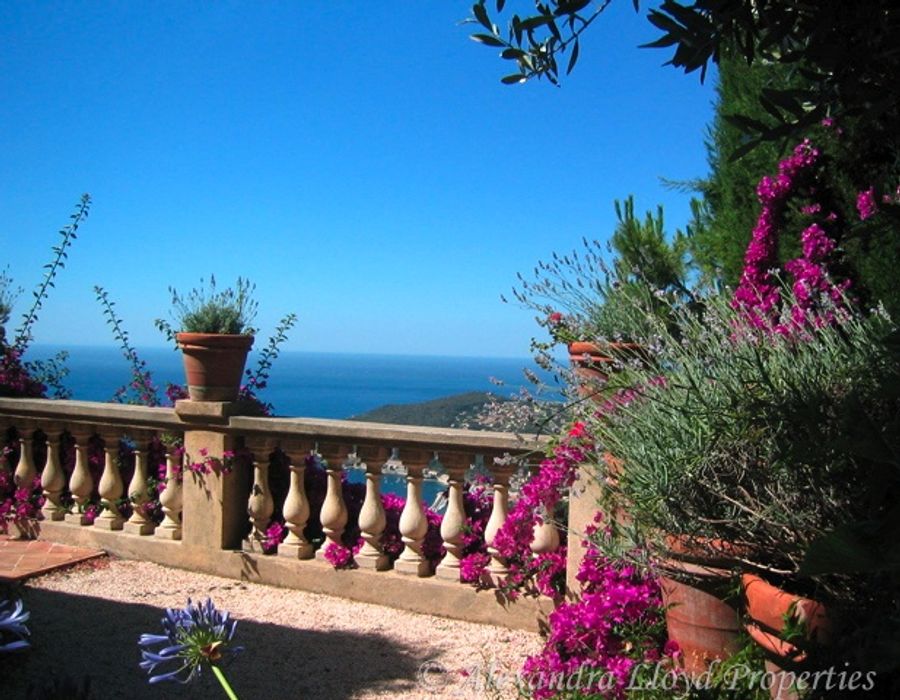 Located on the Villefranche hill with wonderful views over the Cap Ferrat 2