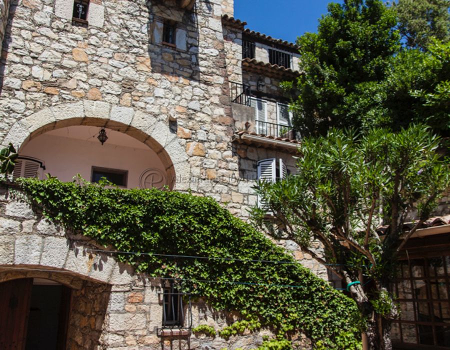 Stunning stone villa with breathtaking views over the bay of Cannes 3