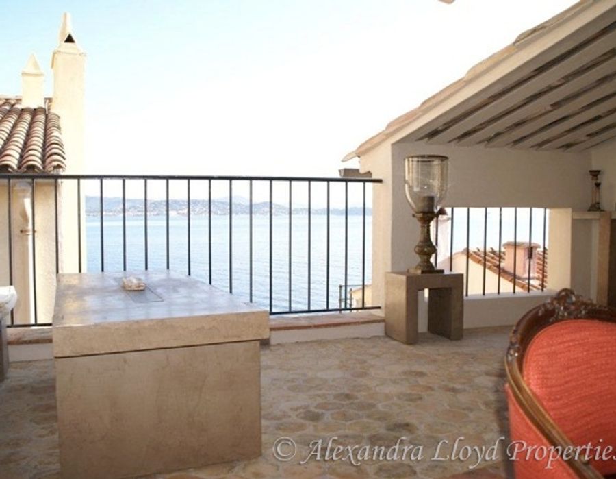 Located in the heart of Saint Tropez village 6