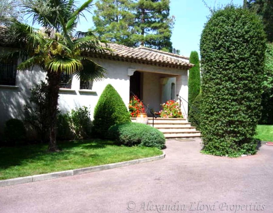 <strong>Cap d'Antibes</strong> A lovely villa built on 3 levels for total 500 m² 1