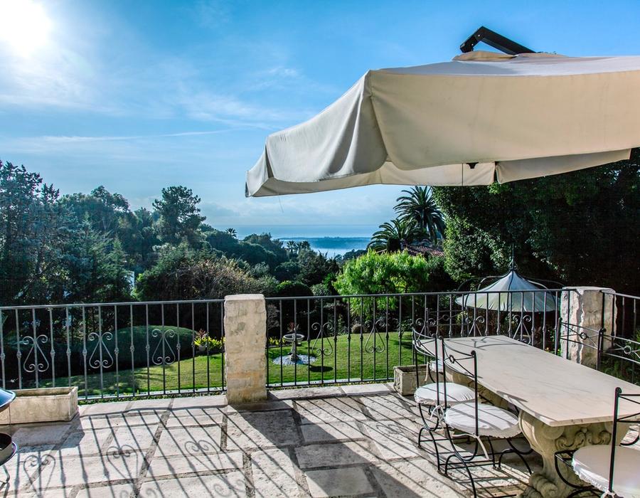 A perfect location, wonderful views and a beautiful house in Super Cannes 1