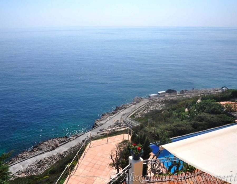 Waters edge property located on the sumptuous Saint Jean Cap Ferrat 3