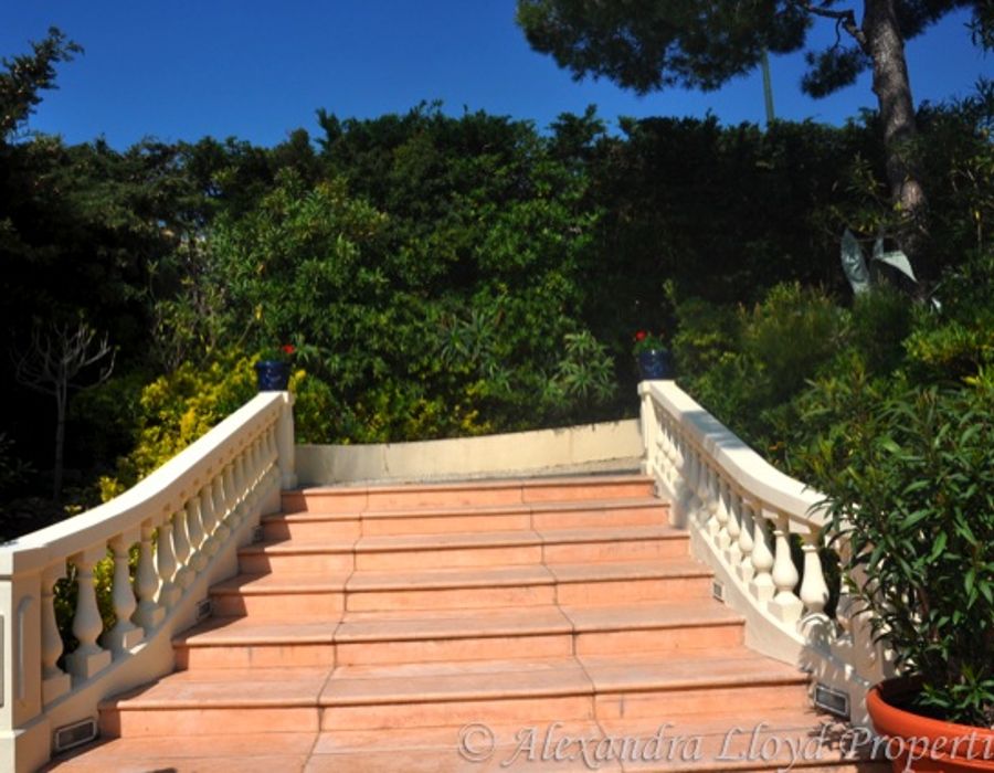 Waters edge property located on the sumptuous Saint Jean Cap Ferrat 2