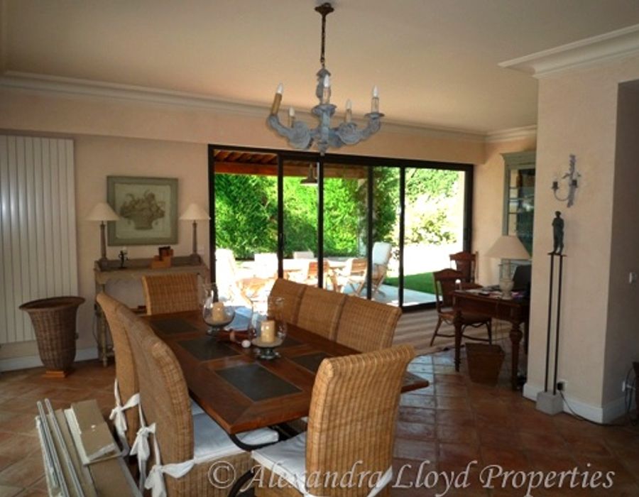 Located on the West side of the Cap d'Antibes, in a private domain. 4