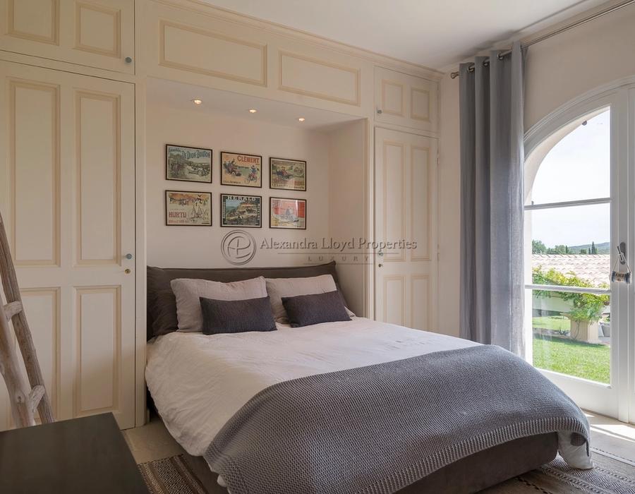 A wonderful family home in Mougins, with views over the sea and village 4