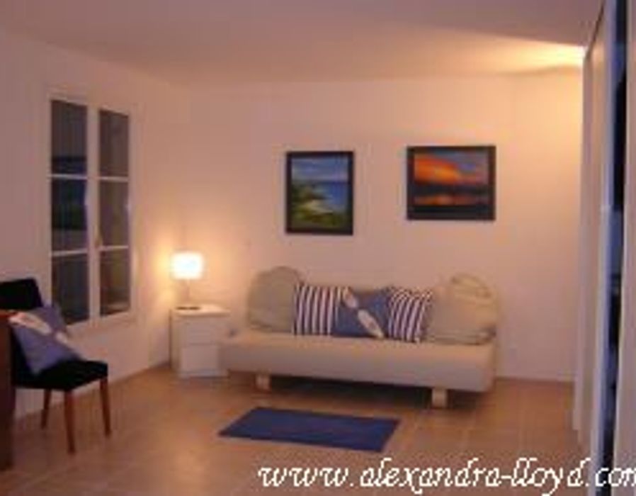 A newly built villa located in a private domain, just outside Antibes. 6