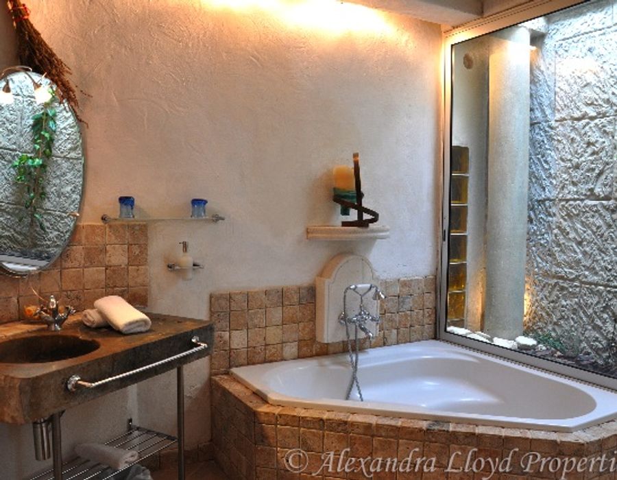 Located only a short drive from the lovely fishing village of Saint Florent 3