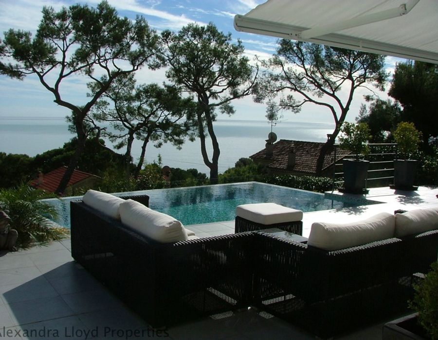 NEW! Three bedroom fully renovated villa in Eze bord de mer. 2