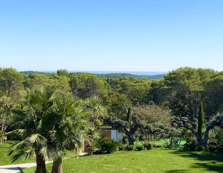 A fabulous contemporary villa for rent and sale in Mougins 6
