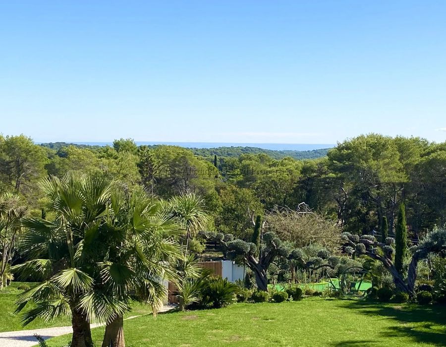 A fabulous contemporary villa for rent and sale in Mougins 6