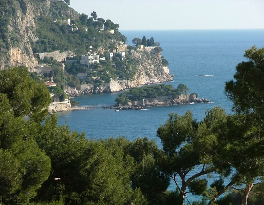 NEW! Three bedroom fully renovated villa in Eze bord de mer. 4