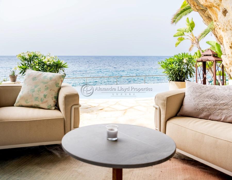 A fabulous waters edge property in a private domain in Cap d'Ail. 6