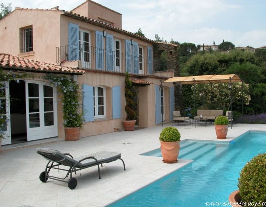 Stunning views and a beautiful villa overlooking Saint Tropez 2
