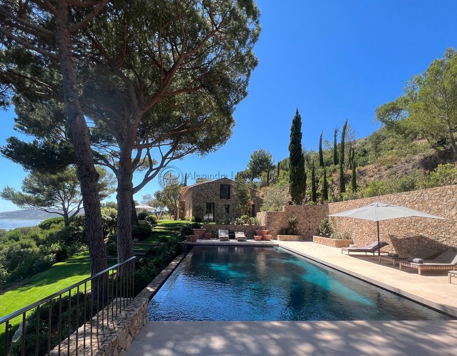 Luxury Waterfront Villa in Ramatuelle with Panoramic Sea Views and Exceptional Design 5