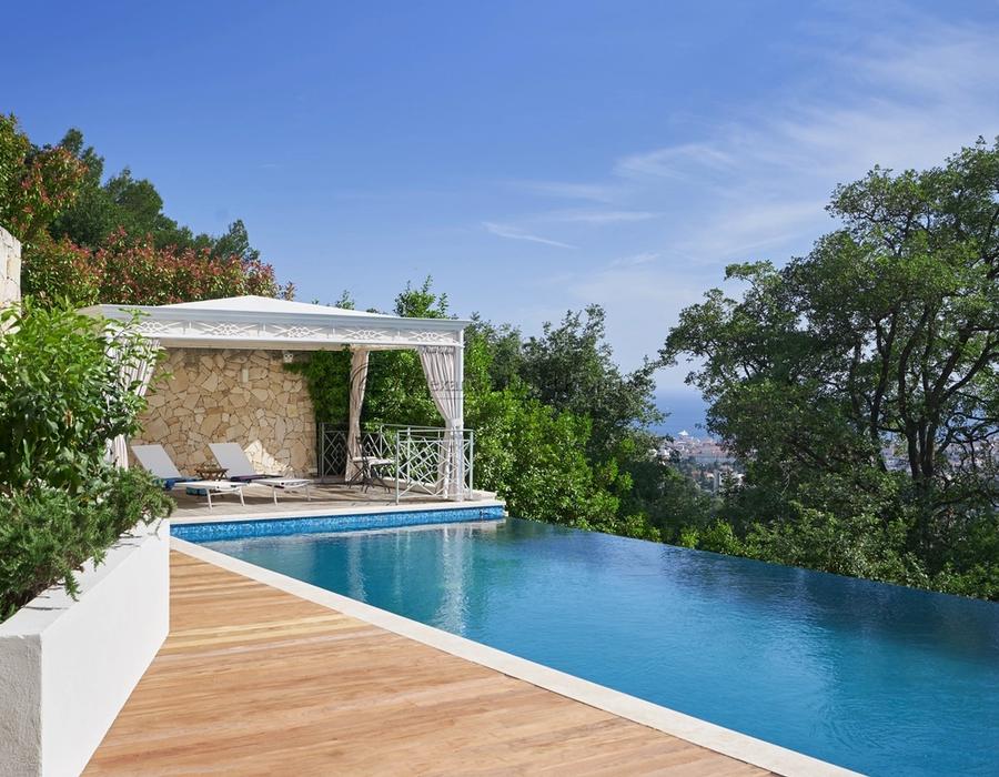A large property located in the hills of Cannes, with great views 5