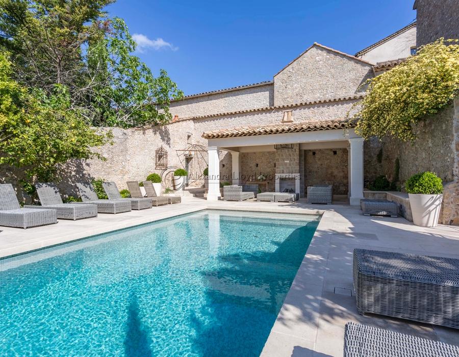 A unique & stunning luxury villa in the heart of Mougins village 5