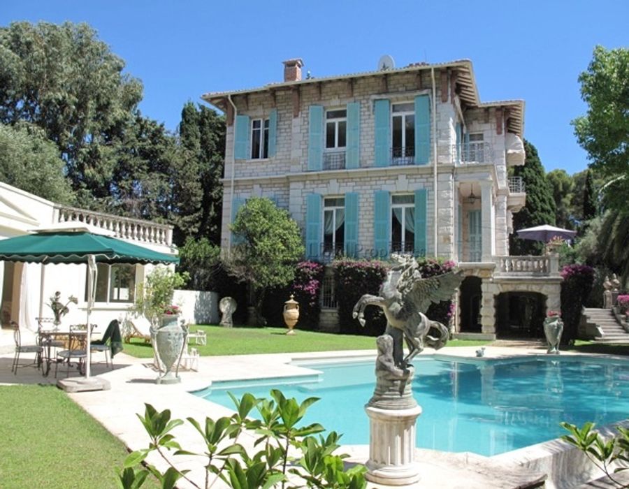 Luxury villa to rent in the prestigious Domaine du Cap Martin 1