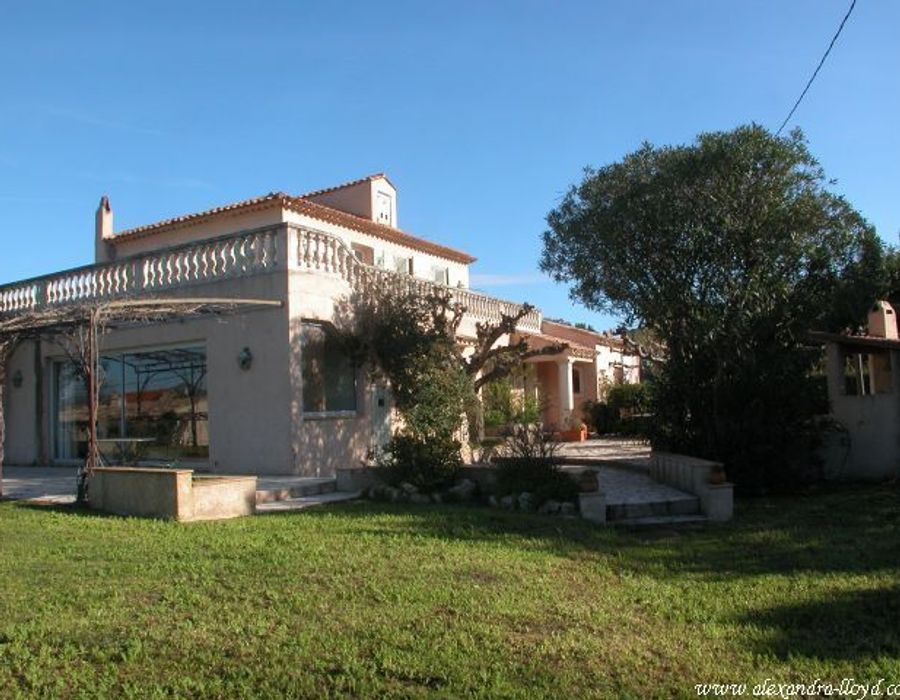 Lovely Provençale villa next to the Baie des Canoubiers 3