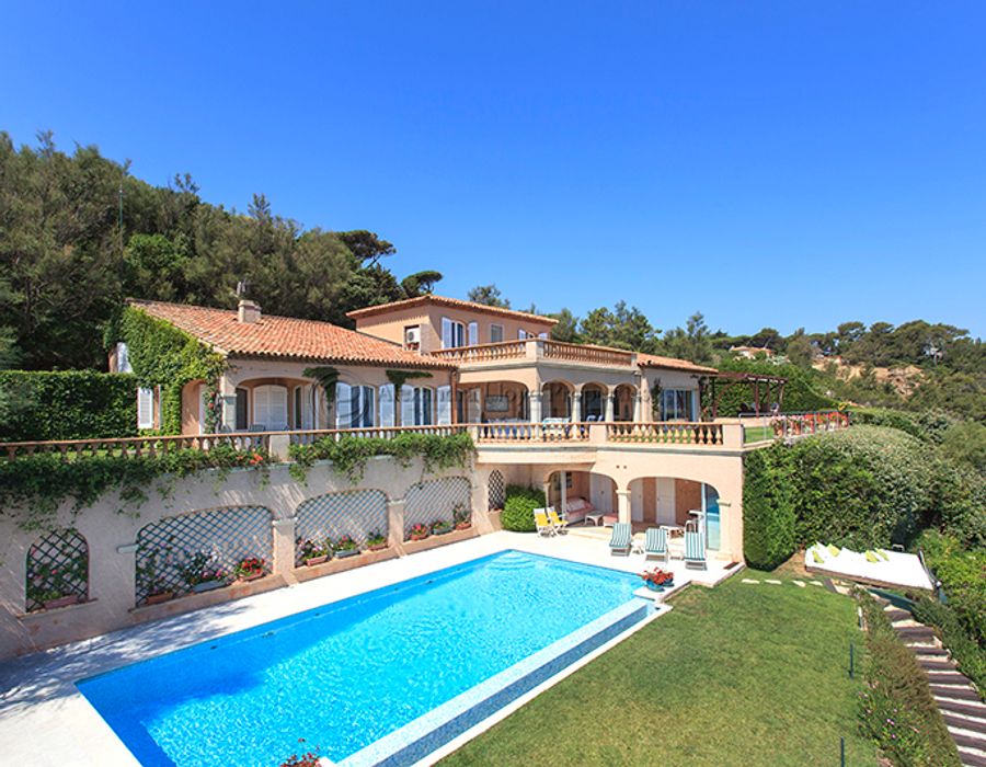 Pieds dans l'eau dans Les Parcs de Saint Tropez 3