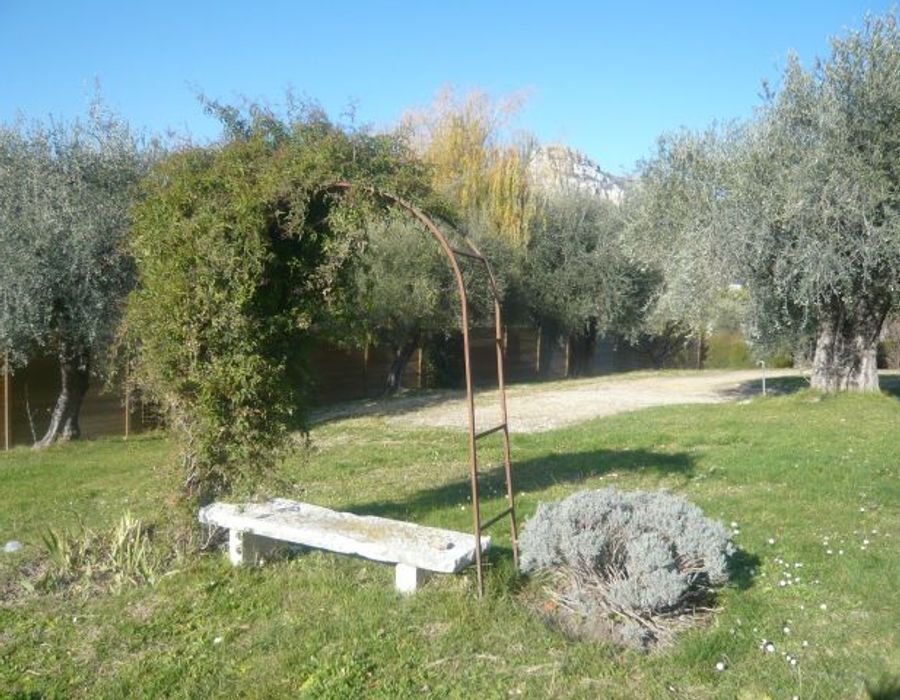 A very charming Provencal property located in La Gaude 4